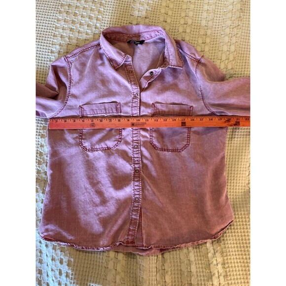 Express Blouse Button Down Snaps Size Medium Distressed Pink Collared Pockets - Picture 10 of 11